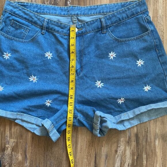 Curve Plus Floral Daisy Embroidered Roll Hem Denim Shorts 3x - Picture 10 of 10